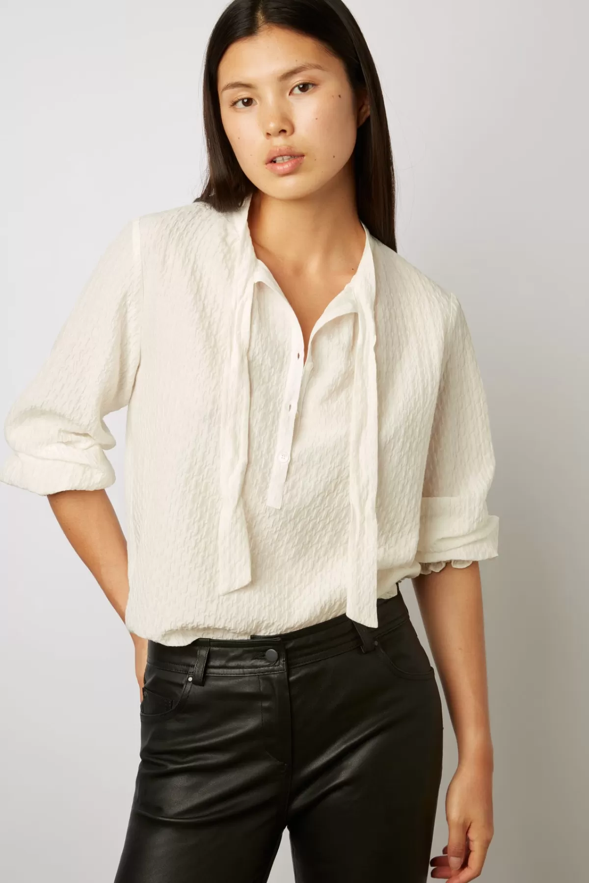 Gerarddarel Blouse en soie mélangée au col noué Blanc-Femme Chemises & Blouses